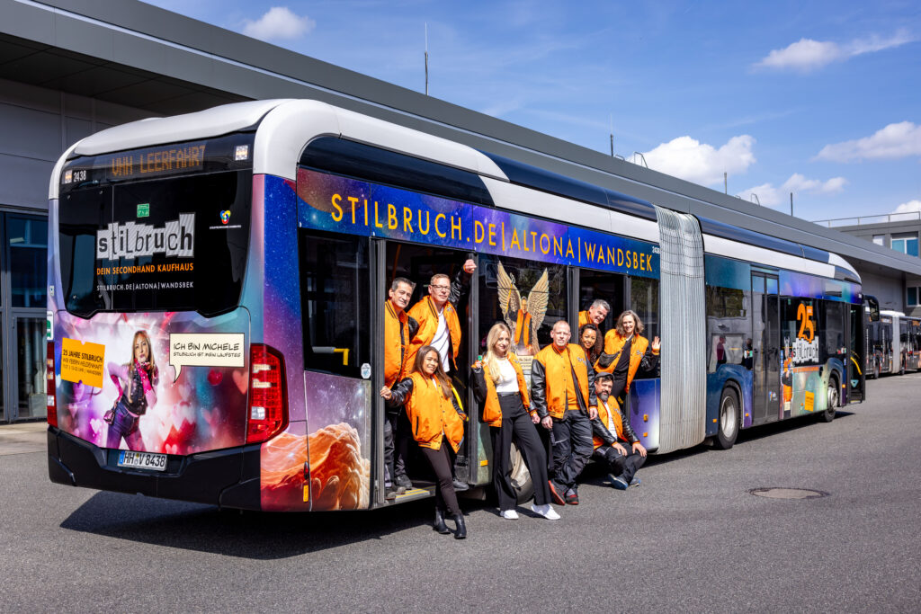Stadtreinigung Hamburg / SRH - 17.04.2026 - Stilbruch - Ein HVV Bus mit den Motiven der Stilbruch Helden Kampagne . Stilbruch-Bus . 
Foto © Thorge Huter