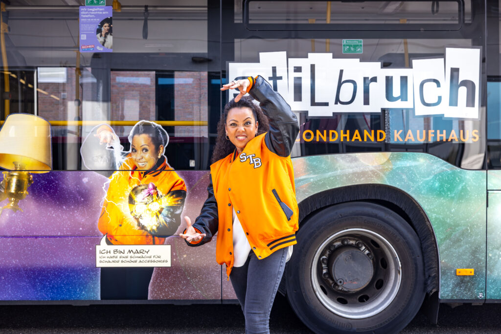 Stadtreinigung Hamburg / SRH - 17.04.2026 - Stilbruch - Ein HVV Bus mit den Motiven der Stilbruch Helden Kampagne . Stilbruch-Bus . 
Foto © Thorge Huter