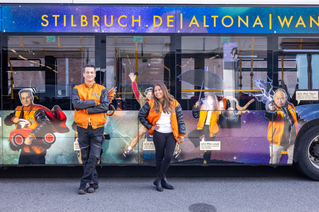 Stadtreinigung Hamburg / SRH - 17.04.2026 - Stilbruch - Ein HVV Bus mit den Motiven der Stilbruch Helden Kampagne . Stilbruch-Bus . 
Foto © Thorge Huter