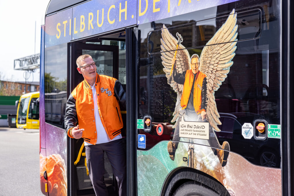 Stadtreinigung Hamburg / SRH - 17.04.2026 - Stilbruch - Ein HVV Bus mit den Motiven der Stilbruch Helden Kampagne . Stilbruch-Bus . 
Foto © Thorge Huter