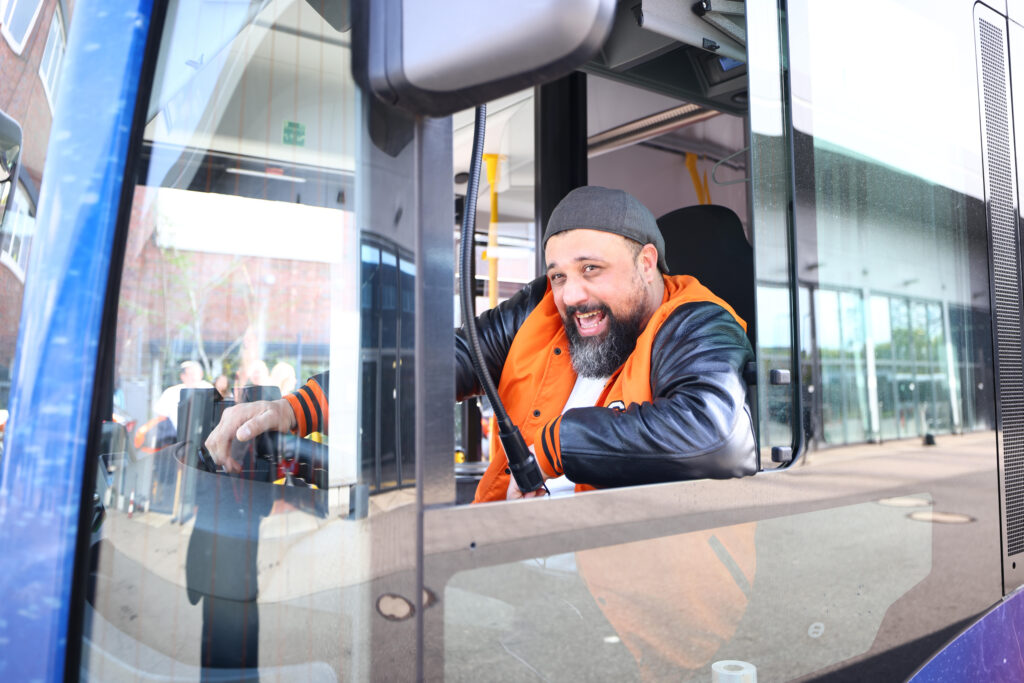 Stadtreinigung Hamburg / SRH - 17.04.2026 - Stilbruch - Ein HVV Bus mit den Motiven der Stilbruch Helden Kampagne . Stilbruch-Bus . 
Foto © Thorge Huter